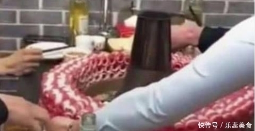  抠门|朋友请吃火锅，4个人只点一个菜，都说抠门，上菜后被“打脸”