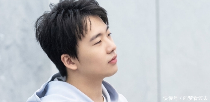 舒淇|《五十公里桃花坞》发布会,郭麒麟拒绝打伞,因为工作人员也没打