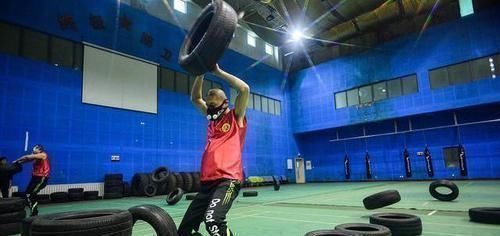 缩小|男性开始衰老时,身体2处会缩小,做好3事,身体健康易长寿