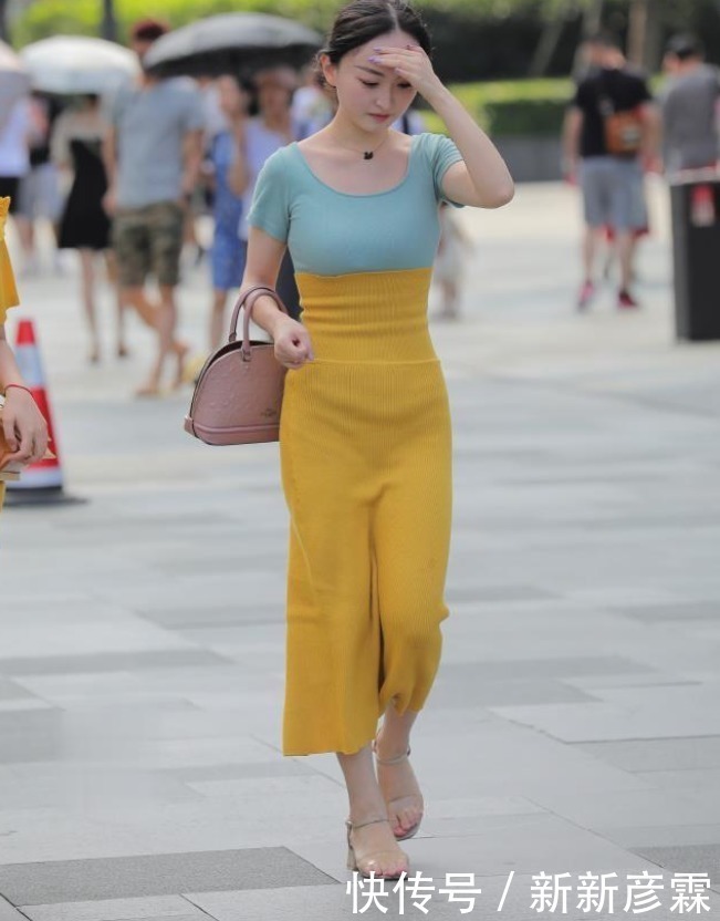 回头率超高的穿搭风格,有一件别致的裙子也就够了