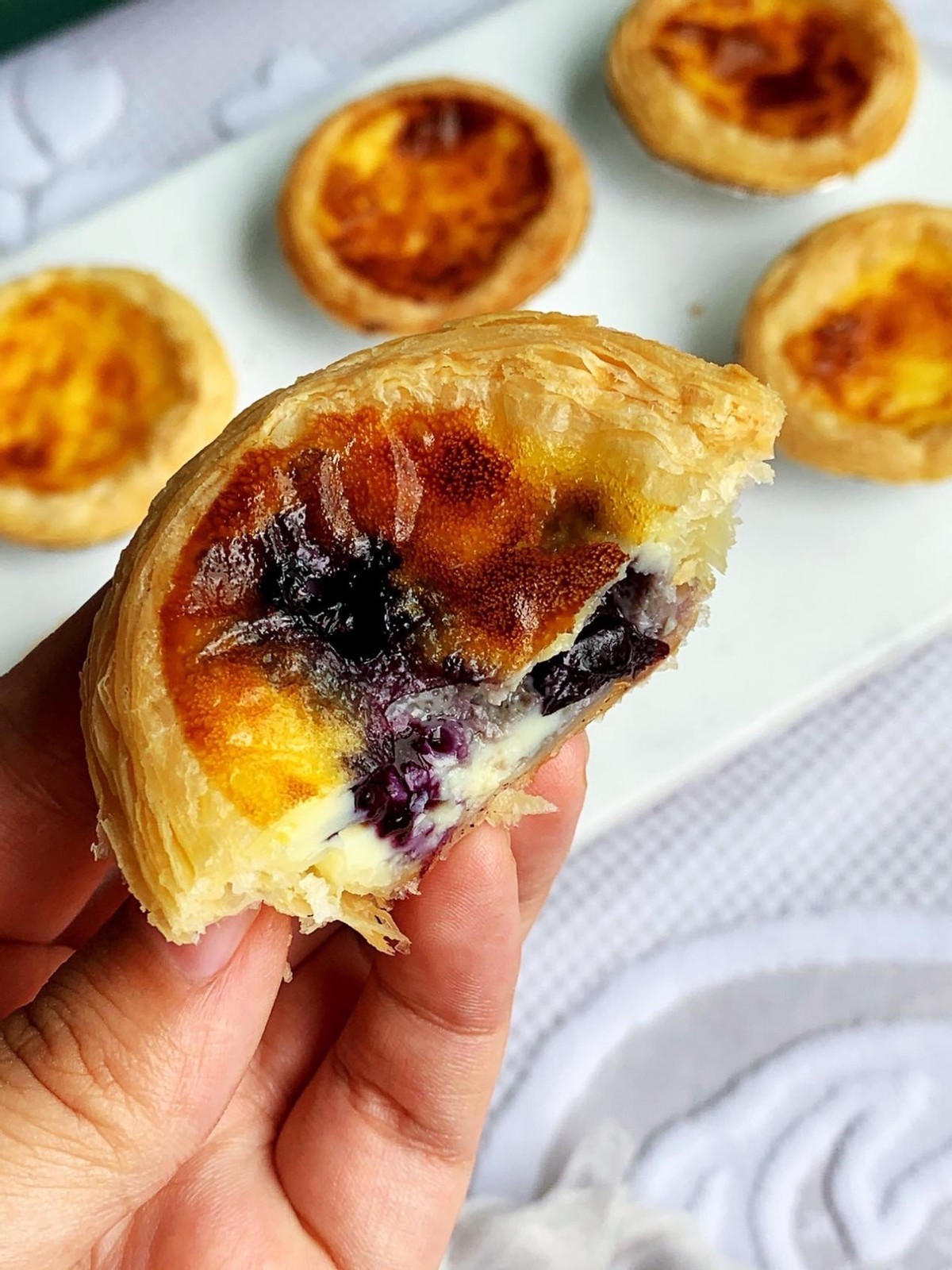 用蓝莓做一份蛋挞吃，每个都酸酸甜甜，香甜可口