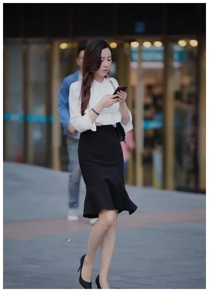 高跟鞋 女神脚上搭配上一双黑色的尖头高跟鞋,让她看上去更加的有女人味