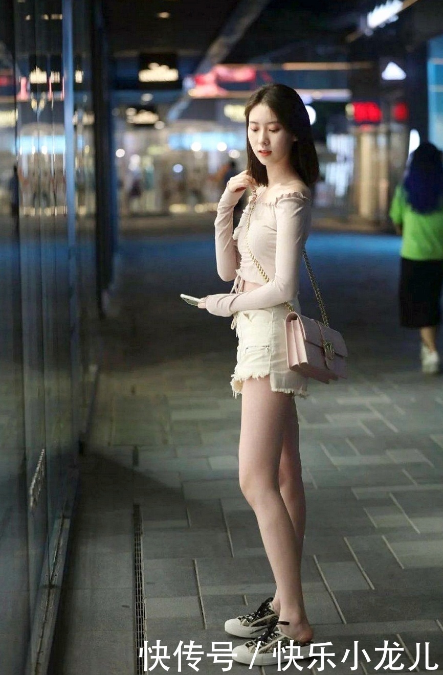 超短裤|美女小姐姐超短裤秀完美大长腿,配置的不一样,彰显时髦特征