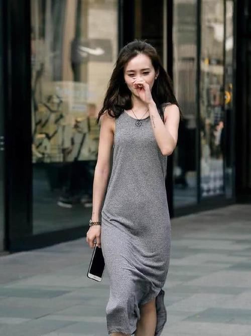 运动感|街拍小姐姐穿了一件运动长裙,开叉的设计,显得休闲运动感十足