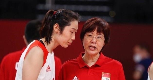 郎平|双方存在矛盾?官方3个行为表明,女排主帅郎平这次离开并不体面