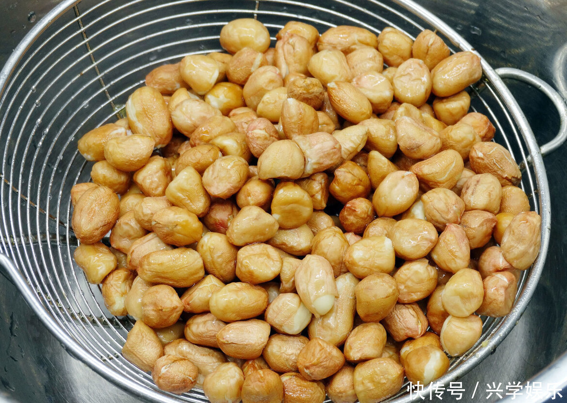炸花生米,别只会加盐,多加一味料,花生更酥脆,放久了也不回软