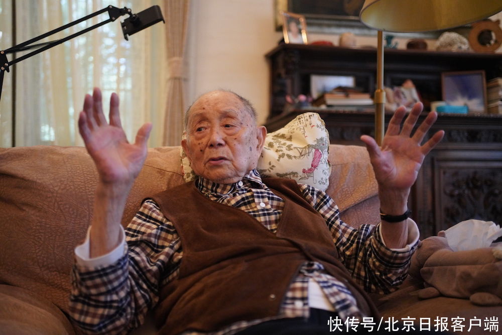 路艳霞|生日当天新书预售，九十八岁黄永玉续写“走读”生涯