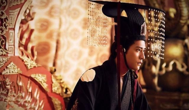 打开|皇帝悄悄在宰相衣服上烫个洞,第二年洞还在,下令:立马打开库房