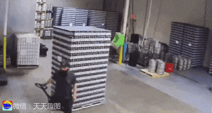 |搞笑GIF段子:暴力乞讨,就问你怕不怕