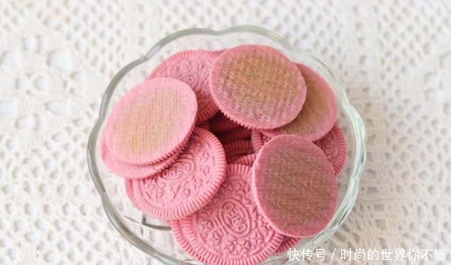 这蛋糕用酸奶和牛奶就能做,免蒸烤,入口即化,好吃不上火