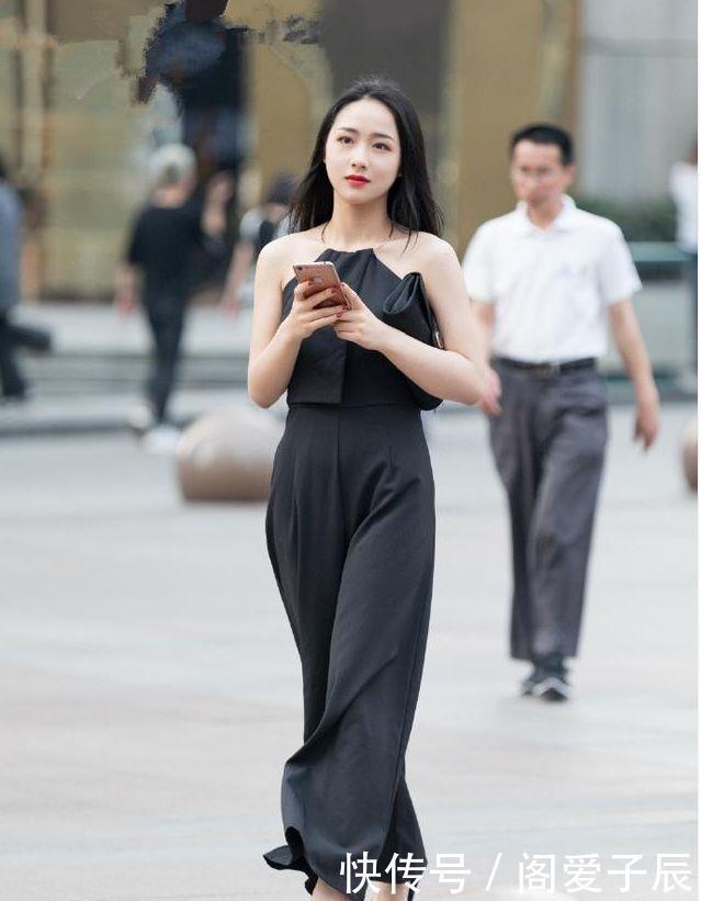 街拍白短裤+红背心,秀出修长的双腿,彰显满满阳光气息