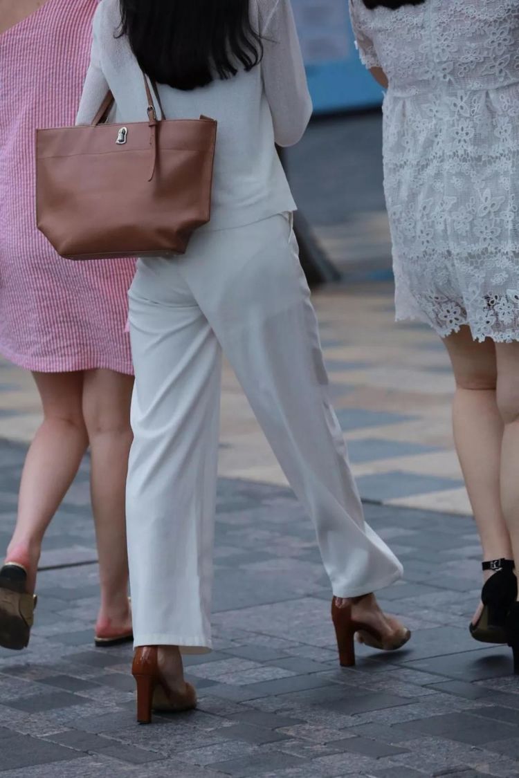 不凡|街拍:动人的容颜不俗不凡,穿白色长裤的性感漂亮美女!