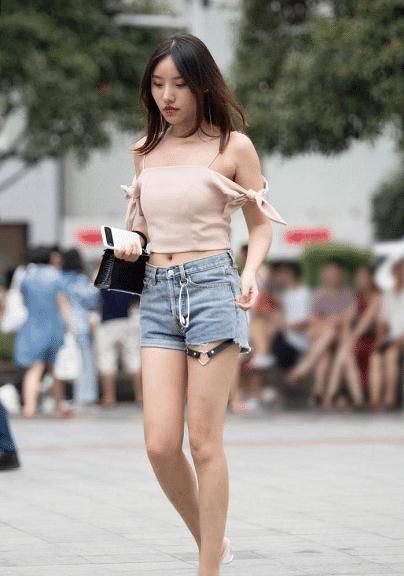 美女|美女怎么把项圈带在了腿上,不应该戴脖子上吗这的搞不懂