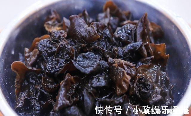 干木耳|泡木耳只加水就错了,饭店常加这2样,2分钟泡开、木耳又大又软