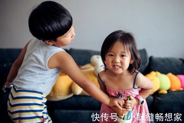 老大|七月大的萌娃弟弟看哥哥写作业,父母看得真暖心以后妥妥的学霸