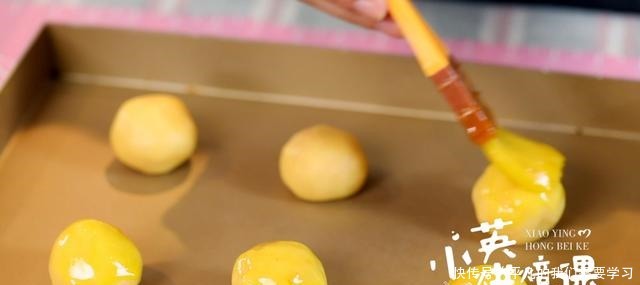 小英烘焙课手把手教你做懒人咸口肉松酥!