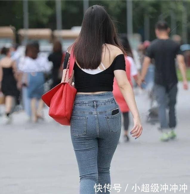 穿着 黑色露腰T恤，搭配蓝色牛仔裤，微胖妹妹必备！