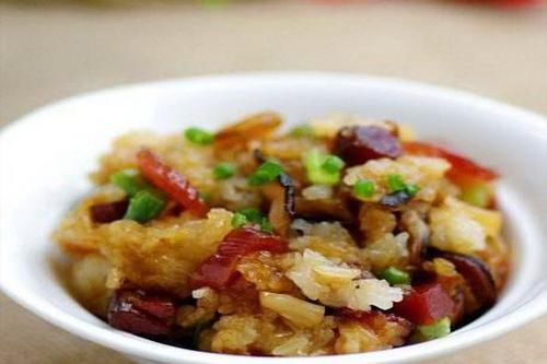 正宗的腊肉糯米饭，简单好做，咸香可口，色香味俱全，太解馋了
