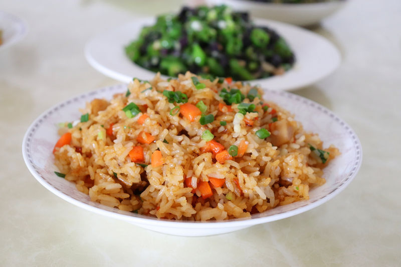 我家的晚餐30分钟做好,三道家常菜一道凉拌菜,还有一盘炒饭