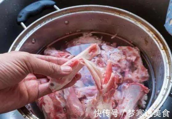 清炖羊肉的时候，香料无需多，有这“3种”就够用，别再做错