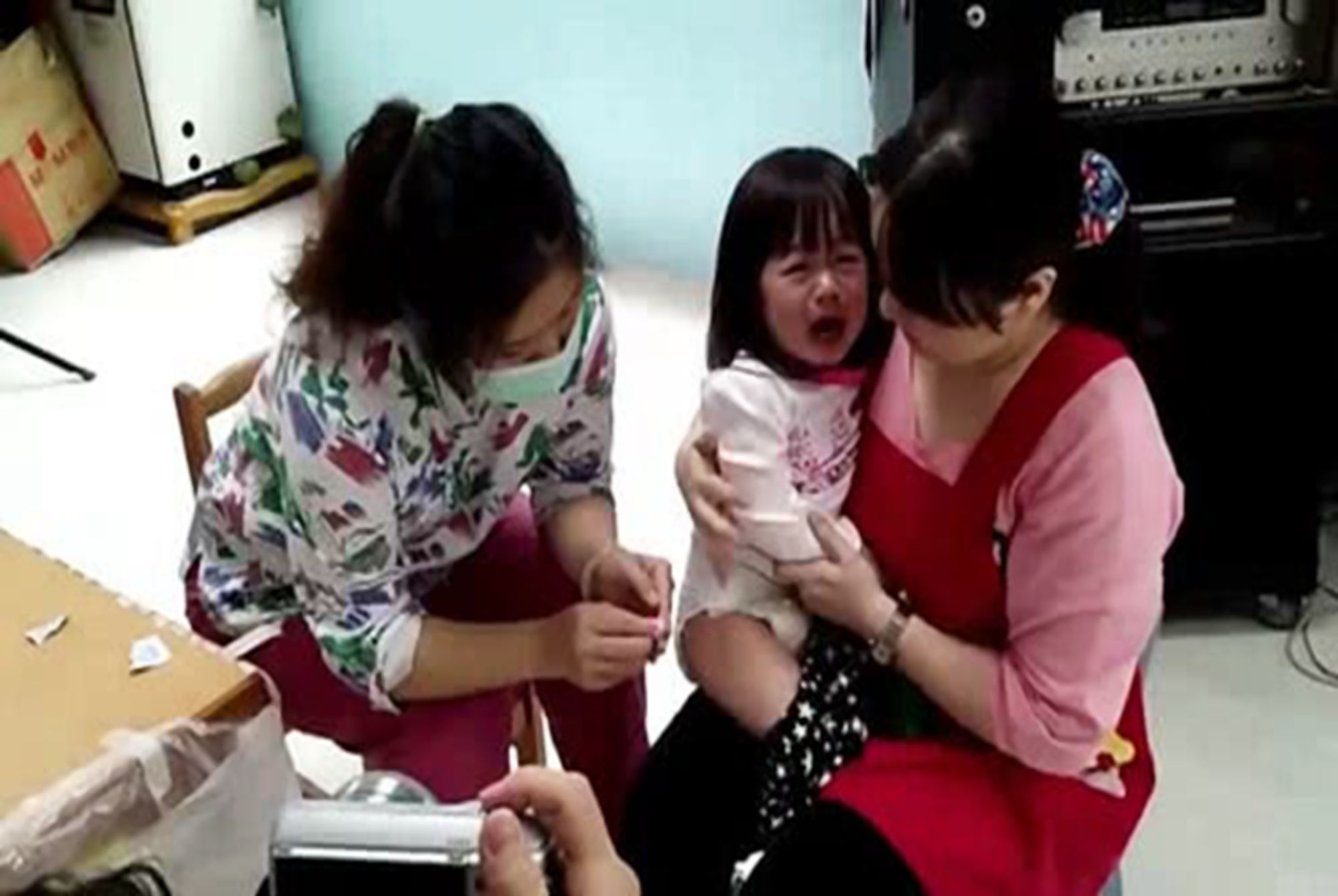 疼痛|3岁萝莉打疫苗被扎哭,缓过劲来越想越气,找医生报仇萌翻众人