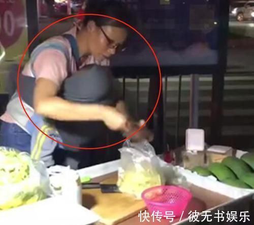 夜市|女摊主营业时胸口挂“布袋”,顾客走近一看后大喊:老板再来一份