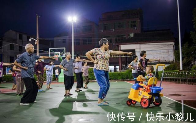 姥姥|姥姥带娃现象成常态,背后藏着“心理偏心”,不怪奶奶不愿带