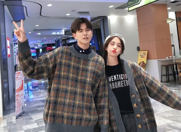 VS|同样是“情侣装”,初中生VS高中生,看到图四叫爸爸