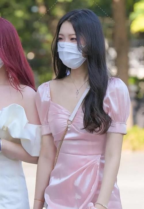 街拍 粉色包臀裙搭配尖头高跟鞋,女孩心中的理想气质,高级洋气