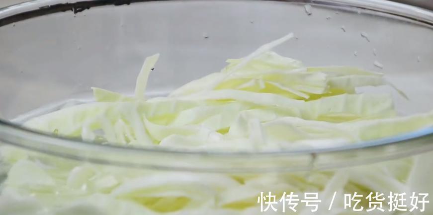 包菜|原来包菜炒粉是这么做的，难怪以前做的粘锅还不好吃，技巧都在这