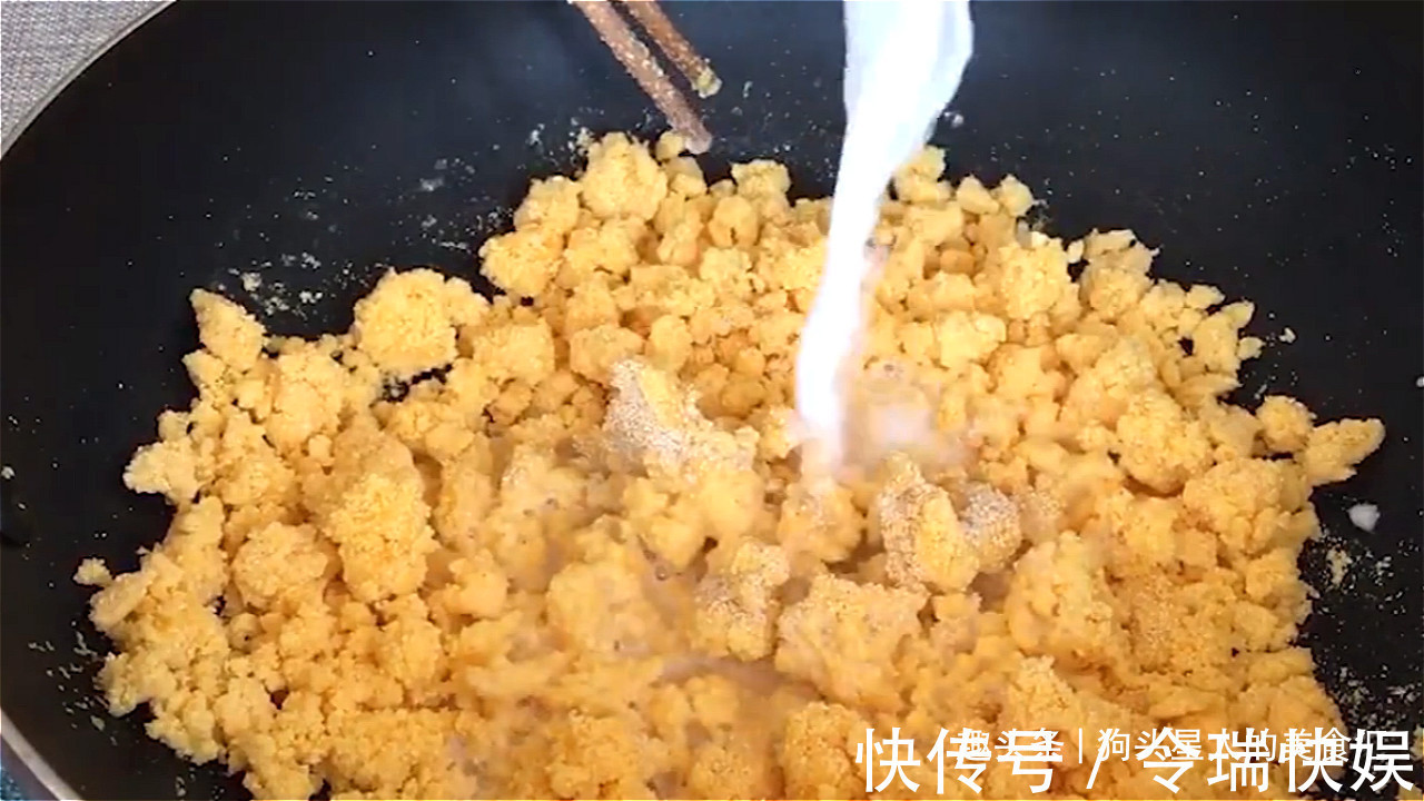 做法|玉米面最好吃的做法,看着都流口水,暄软细腻,越嚼越香