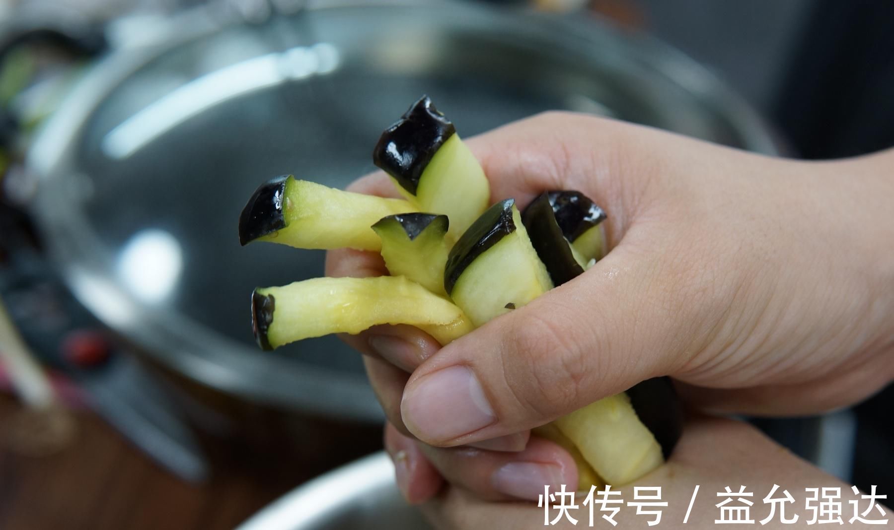 茄子|做茄子烧豆角,炒前加一步,茄子香软,豆角入味,吃的盘底都不剩
