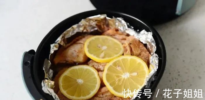 鸡翅|柠檬黑椒烤鸡翅,肉嫩多汁!好吃到停不下来!