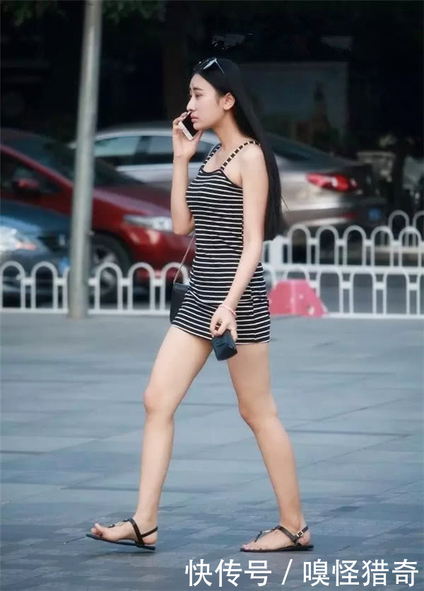 斑马|街拍美女：小姐姐简便的“斑马裙”穿起来，秀气浪漫，更显时尚感