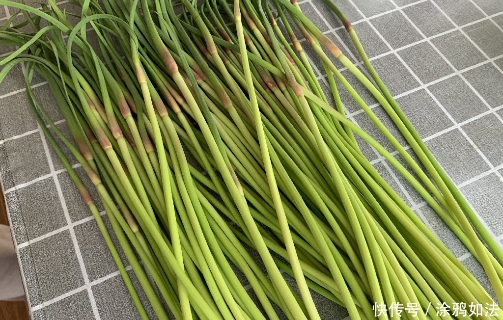 口感|买蒜苔时,挑粗的还是细的好?老菜农:牢记这5点,准没错