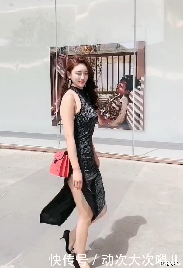 美女一身黑色长裙抢镜,穿出了妙龄女郎的优雅