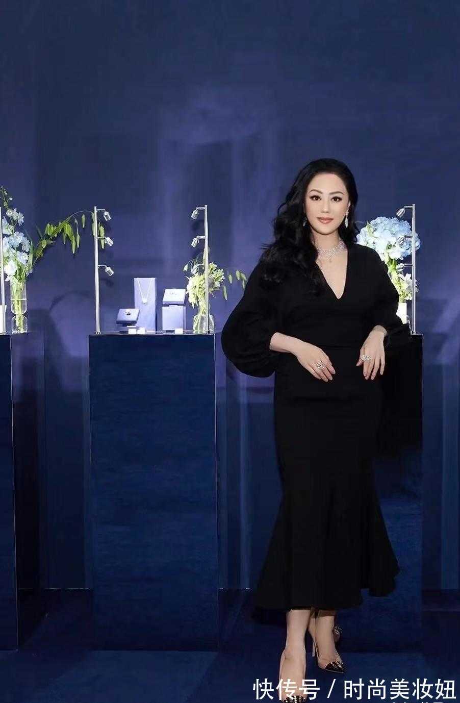 鱼尾裙 58岁章小蕙气质开挂,穿黑色鱼尾裙高雅大方,满满的名媛范
