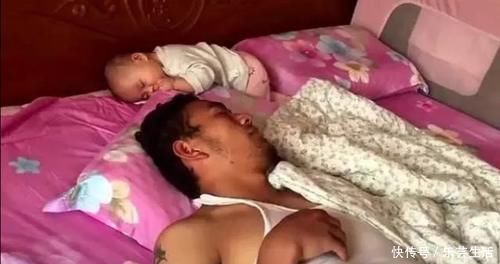 睡着|爸爸陪娃睡觉,醒后发现娃不见了,吓坏了赶紧找,结果自己都乐了
