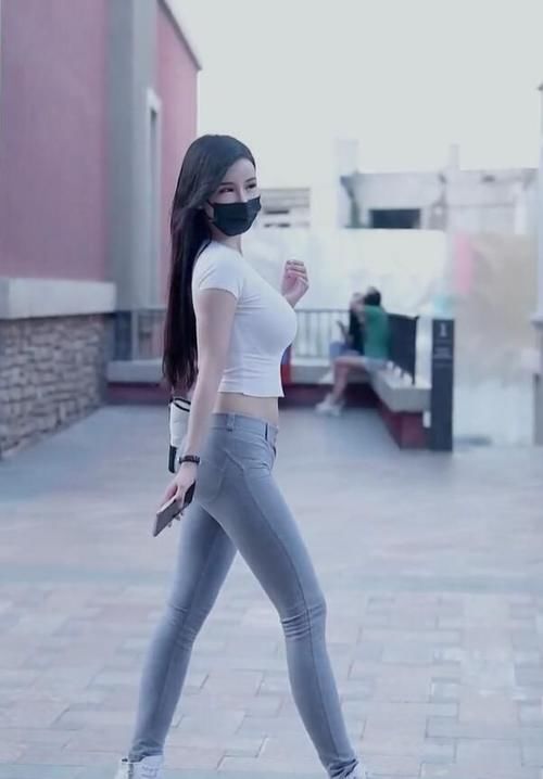 小美好|小清新的时尚牛仔裤，减龄显气质，变成街头性感女神