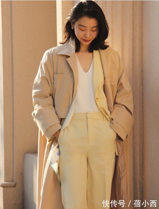 搭配 卡其色“风衣”才是永远的经典,2022年依然很火,这样穿太美了