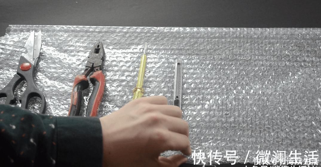 快递箱|快递箱里的气泡垫别扔了, 没想到它作用这么大, 家家户户用的到