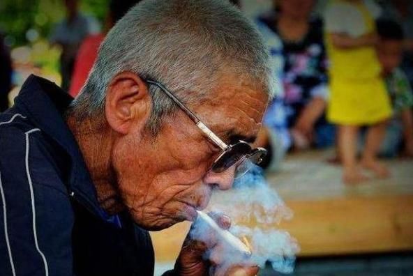 预防癌症|每天吸烟的人若出现3种不适,劝你尽快戒烟!肺癌或许已经到了!