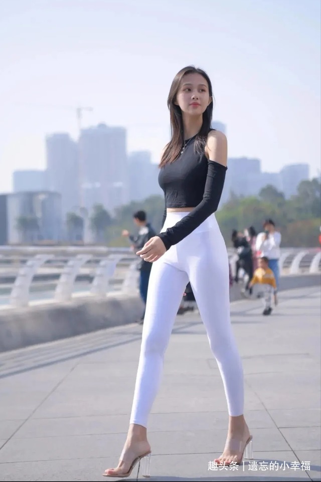 黑白配 黑色时尚挂脖上衣,配上白色修身长裤,展现出魅力十足的风采