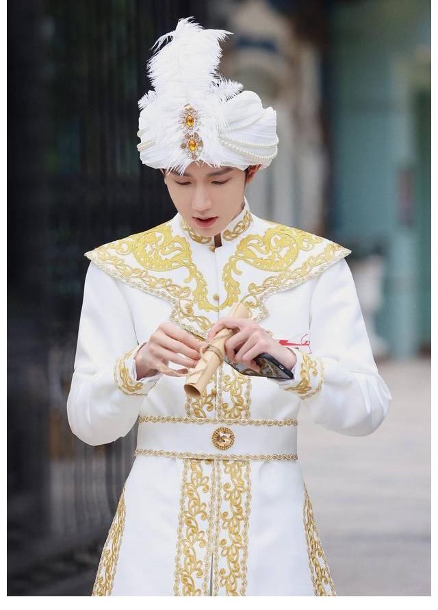 骑自行车|王源骑自行车追NPC,用成语表白女生,谈到父母让粉丝感动