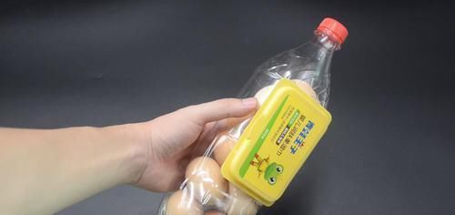 鸡蛋怎么放进塑料瓶？试试这一招，解决了很多家庭的烦恼，都看看吧