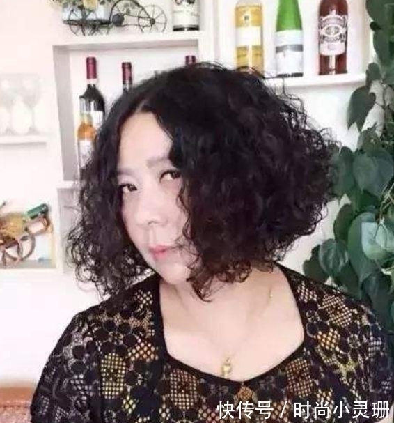 卷发型 五十岁女人要避开三款发型,第一款显老,第二款显胖,第三款显黑