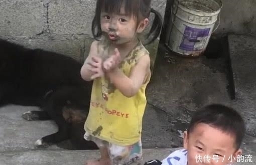 小女孩|萌娃下乡“放飞自我”火了,一旁的狗子:别看我,可不关我事!