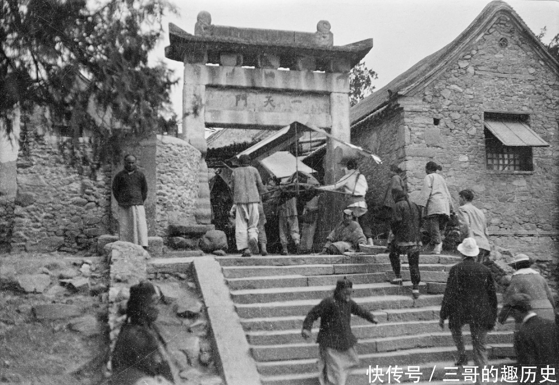 民国老照片：1919年泰山，小脚老妇徒步登山拜泰山娘娘