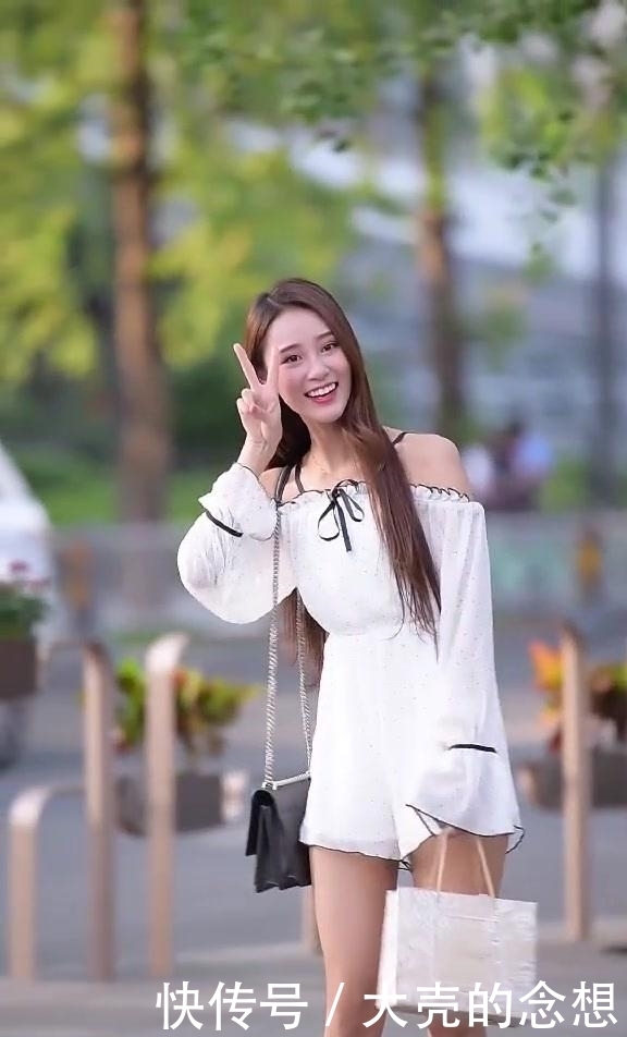 ½ÖÅÄ£º³¤·¢¹ÃÄ°×ɫ¶¼çÁ¬ÒÂȹ£¬ÐãÆøÀöÈË£¡