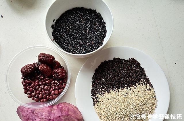 美味|吃包子米饭不如吃它,样子不好看却满满都是料,拌好一蒸,美味